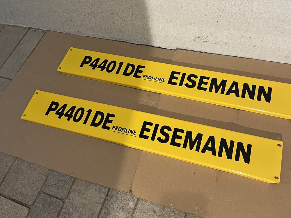 Pulverbeschichtete Blechschilder in Gelb mit schwarzer Beschriftung