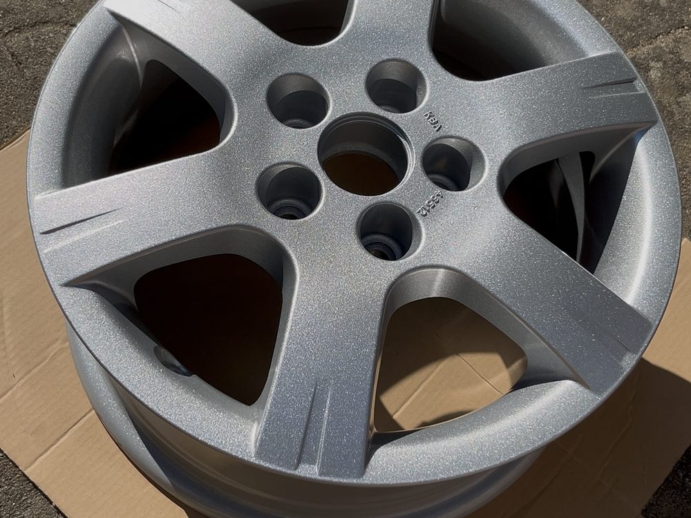 Autofelge nach der Pulverbeschichtung in Silber-Metallic