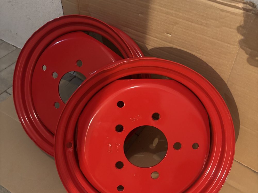 Pulverbeschichtete Traktorfelgen in Rot, RAL 3001